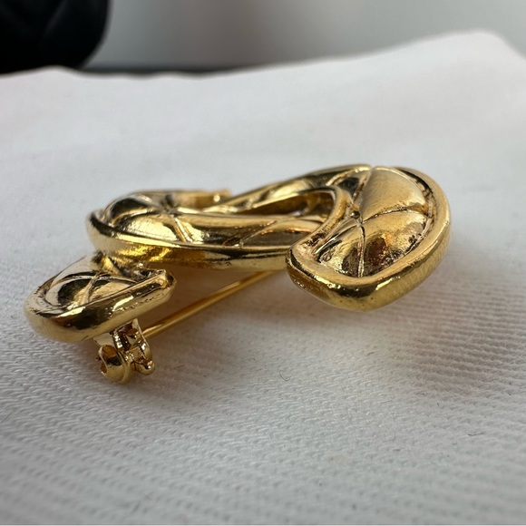 PI1 Vintage Gold Chanel Matelasse Brooch Pin - Picture 5 of 10
